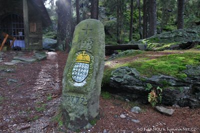 Historický tereziánský hraniční kámen s erbem bavorské šachovnice na jedné straně a českého lva na druhé, který je umístěn před kaplí, pochází z roku 1772 a byl sem přemístěn z blízké česko-bavorské hranice