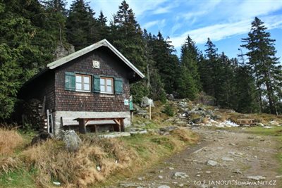 Středisko Bavorské horské služby Bergwacht Bayern ZSA pod vrcholem Velkého Ostrého